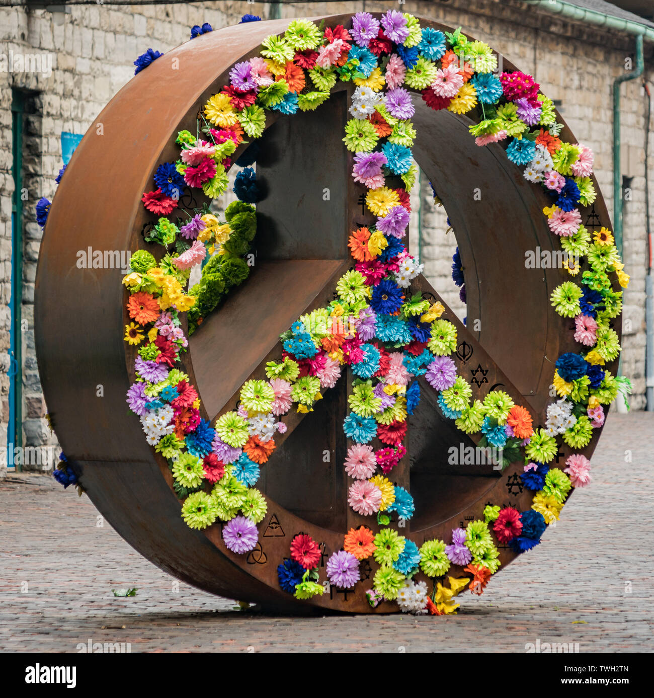 Peace Sign Skulptur mit Blumen in der Distillery District, Toronto, Ontario, Kanada. Stockfoto