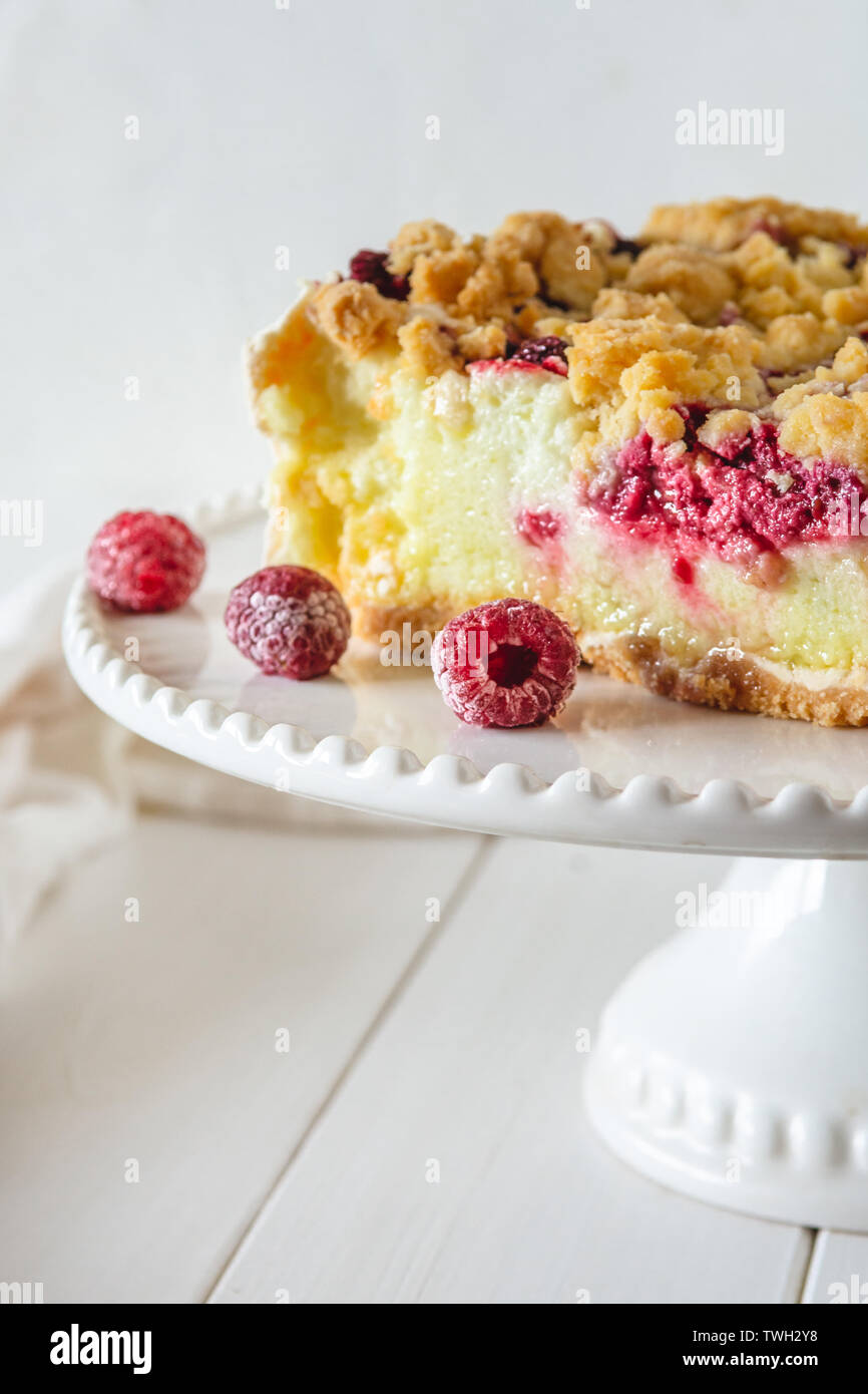 Mürbteig Torte mit Himbeeren auf weißem Hintergrund bröckeln. Stockfoto