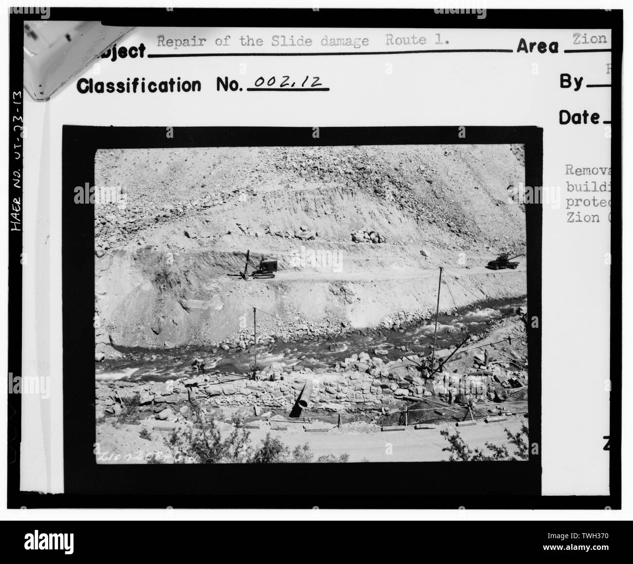 Entfernen der Folie Material und Konstruktion aus Stein Stützmauer Highway zu schützen. Zion NP negativ. 2084. Fotograf - Russell K. Reibe, 1941. - Boden der Valley Road, zwischen Zion-Mt. Carmel Highway und Temple of Sinawava, Springdale, Washington County, UT; Grogan, Brian C, Fotograf Stockfoto