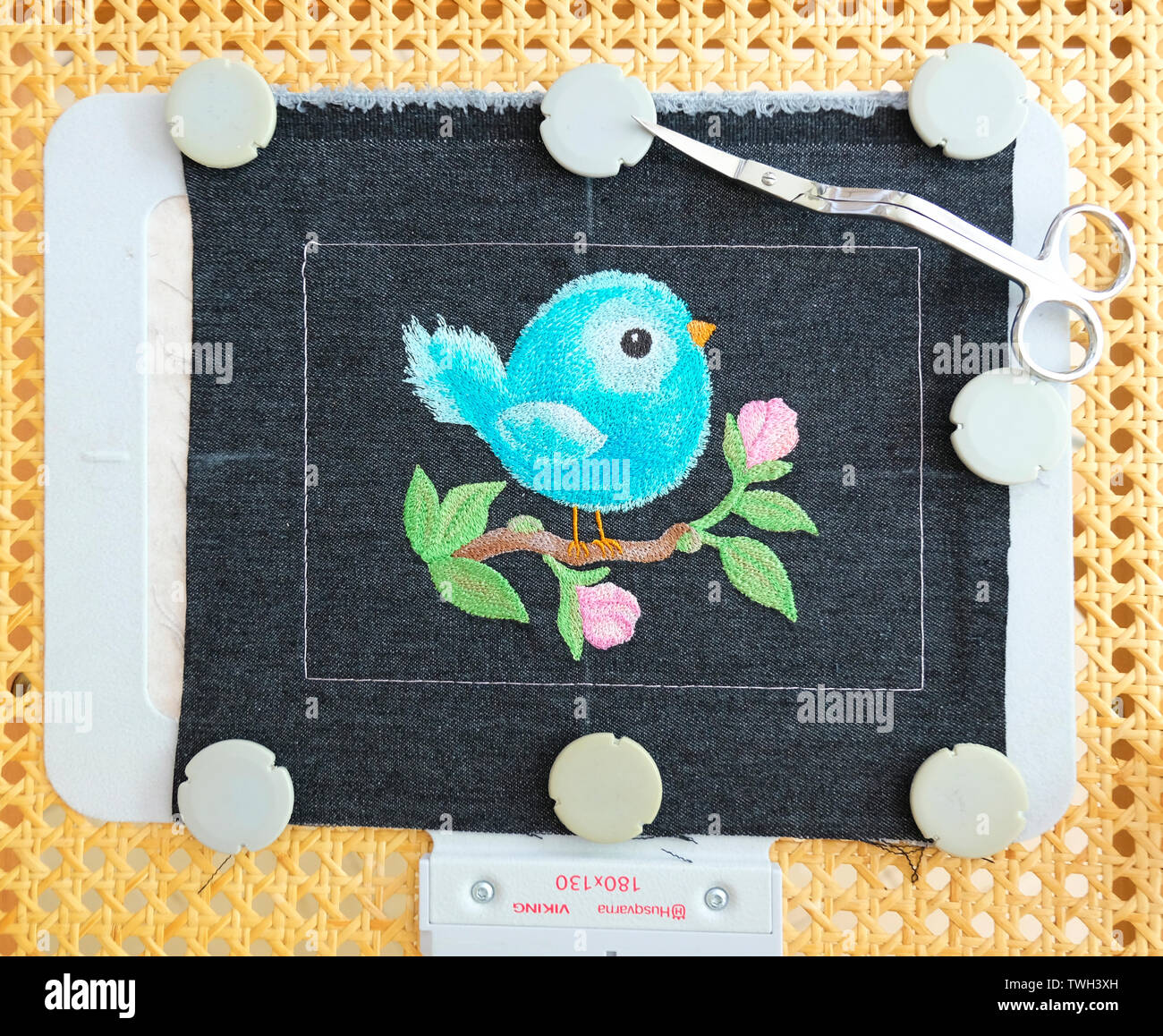 Abgeschlossen cute blue bird Stickerei Design auf Metall embroidery Hoop mit Stoff von Magneten gehalten Stockfoto