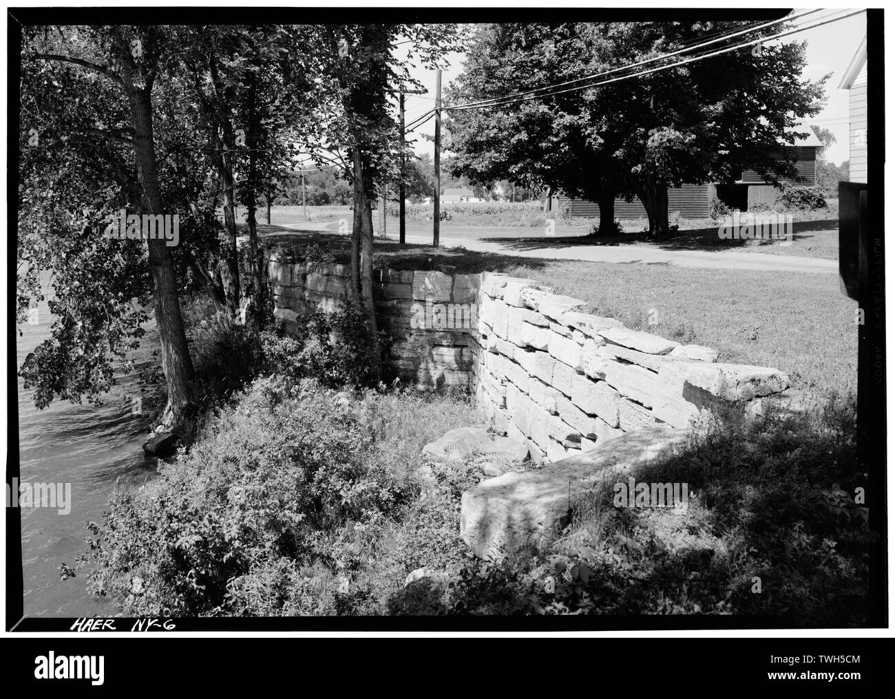 Fluss Wand, Nordosten von Fluss, Blick nach Norden. - Erie Canal (erweiterten), Schoharie Creek Aquädukt, Spanning Schoharie Creek, Fort Hunter, Montgomery County, NY Stockfoto