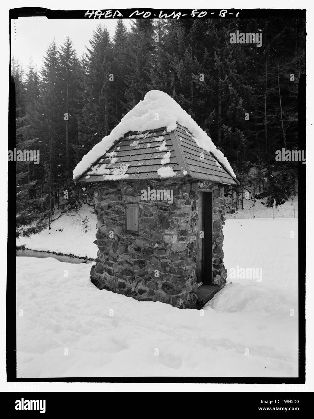Fluss Messstation am nördlichen Ufer des Kanals. Blick nach Süden - Keechelus Dam, Messstation, Yakim Fluss, 10 km nordwestlich von Easton, Easton, Kittitas County, WA; US-Büro der Reklamation; Wilson, J Thomas, Fotograf Stockfoto