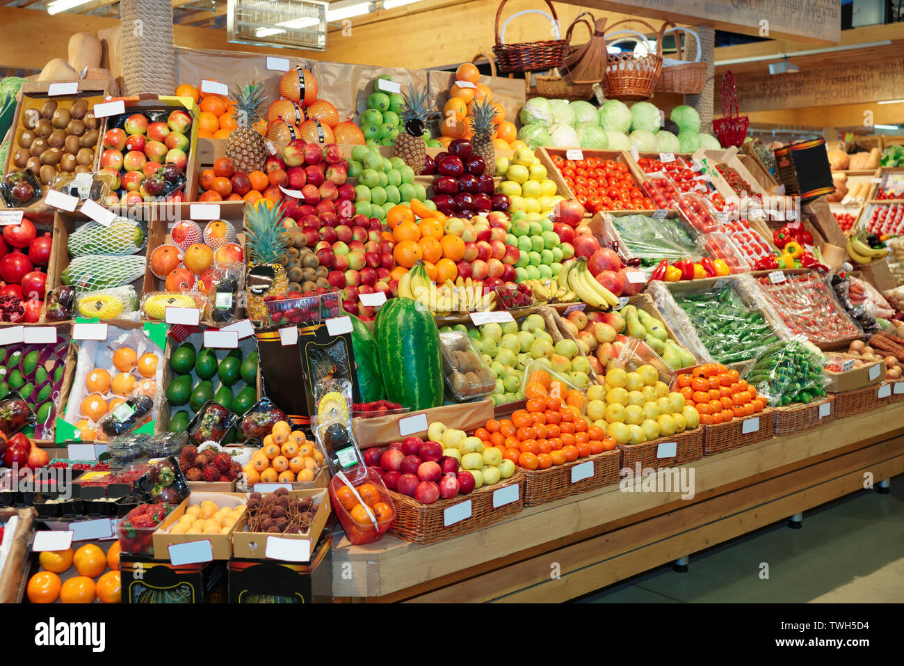 Regal mit Früchten auf dem Bauernhof Markt, Marken verschwommen oder entfernt Stockfoto