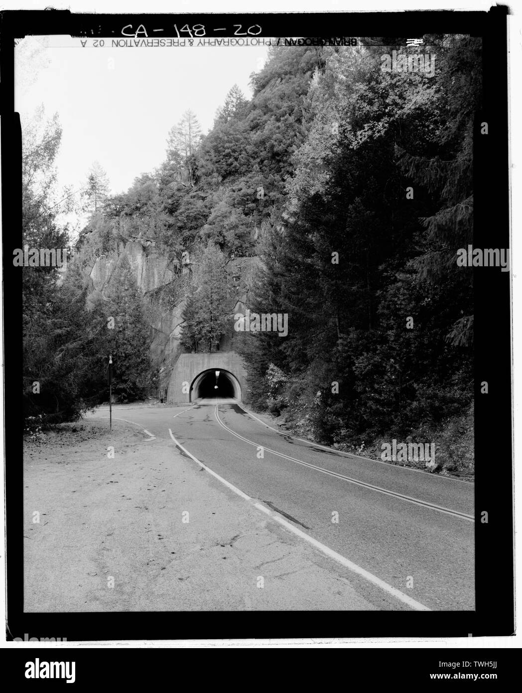 Mit Blick auf Strasse am westlichen Ende der Wawona Tunnel. Blick nach Osten - Wawona Road, zwischen Eingang Süd und Yosemite Valley, Yosemite Village, Mariposa County, CA Stockfoto