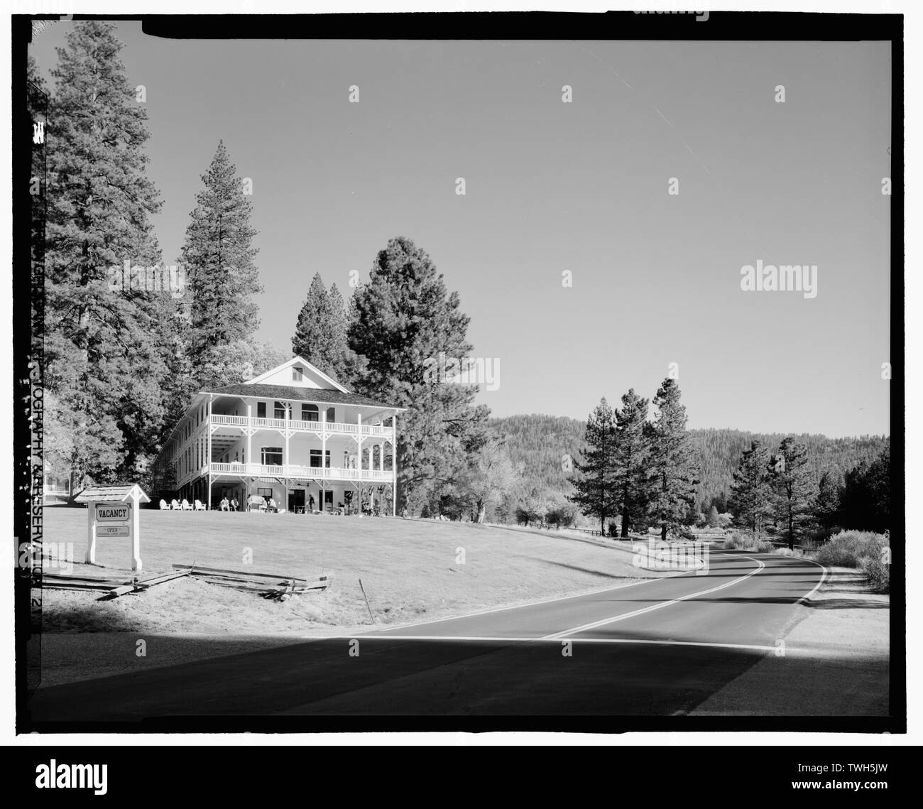 Mit Blick auf Strasse bei Wawona. Hinweis Hotel auf der linken Seite. Auf der Suche nach Südosten Wawona Road, zwischen Eingang Süd und Yosemite Valley, Yosemite Village, Mariposa County, CA Stockfoto