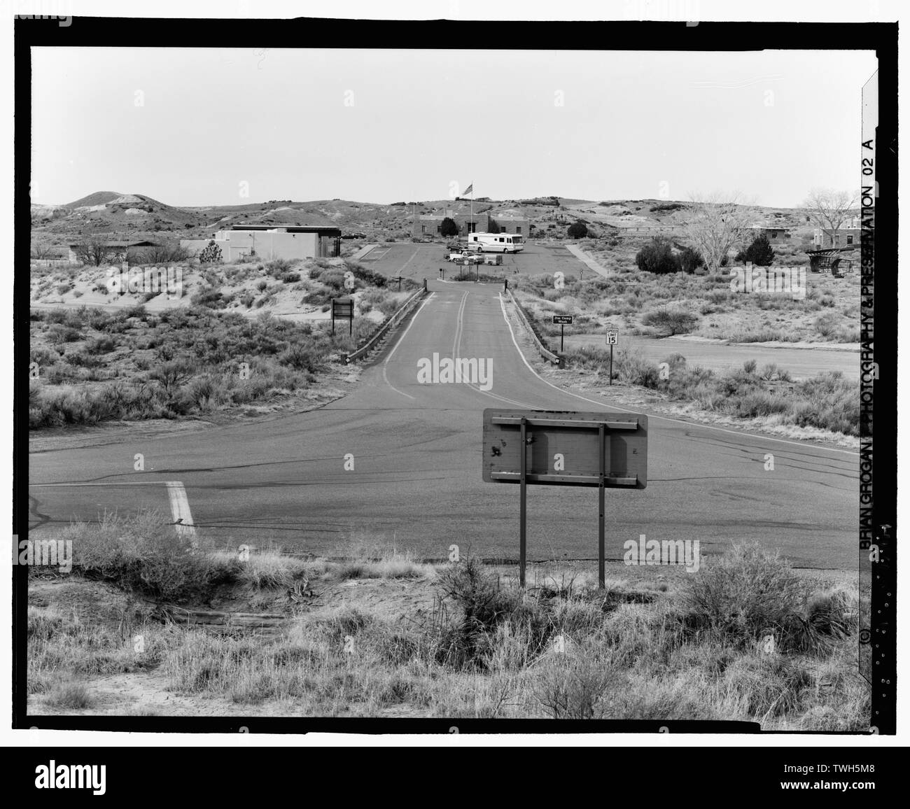 Mit Blick auf Strasse bei Jim Camp Washington Hinweis Rainbow Museum an der Rückseite. Straße ist auf der Ost-West-Achse hier als Original Design von Rainbow Museenviertel. Lange Logs Straße nach links im Vordergrund. Park Road nach rechts Vordergrund. Suche W. - Petrified Forest National Park Straßen und Brücken, Holbrook, Navajo County, AZ Stockfoto