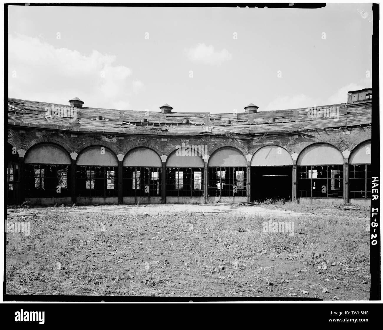 Roadhouse (1856 und 1859 Teile), allgemeine Ansicht Anzeigen von Spalten und Dachlinie - Chicago, Burlington und Quincy Railroad, Roundhouse und Geschäfte, Broadway und Spring Street, Aurora, Kane County, IL Stockfoto