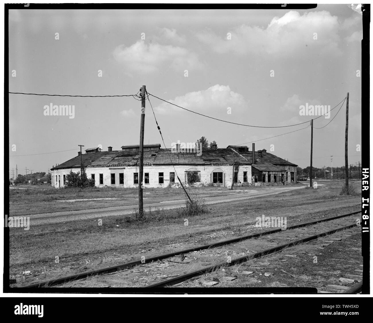 Roadhouse (1866 und 1856 Anteile) Äußere Höhe nach Norden - Chicago, Burlington und Quincy Railroad, Roundhouse und Geschäfte, Broadway und Spring Street, Aurora, Kane County, IL Stockfoto