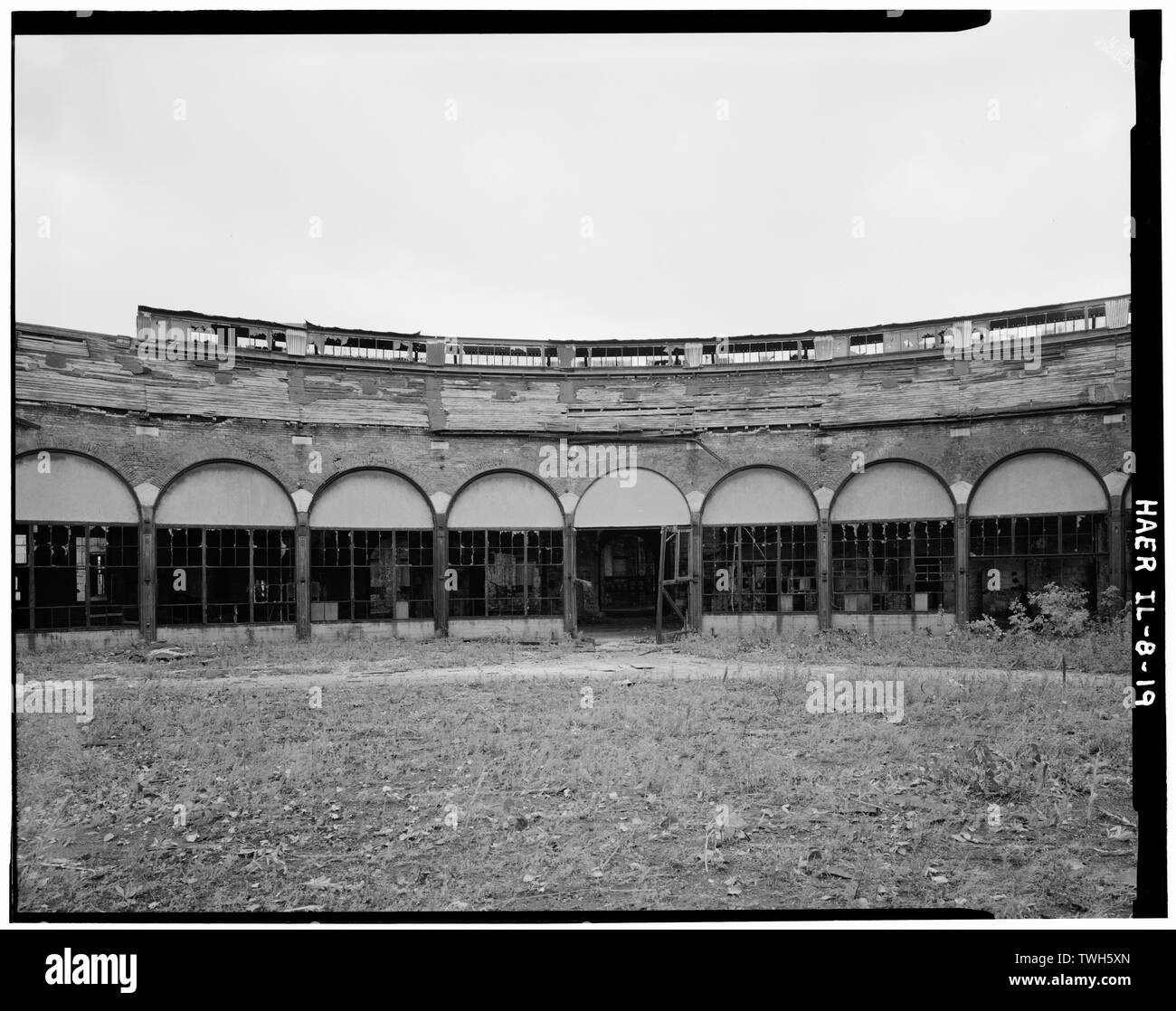 Roadhouse (1856), Erhöhung der Türen öffnen auf den inneren Hof - Chicago, Burlington und Quincy Railroad, Roundhouse und Geschäfte, Broadway und Spring Street, Aurora, Kane County, IL Stockfoto