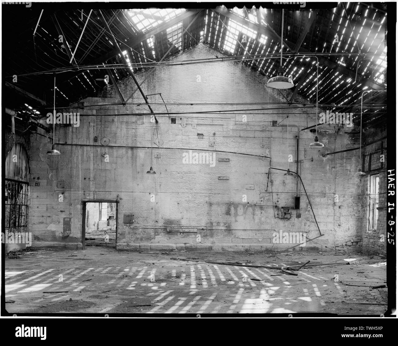 Roadhouse (1856 Teil), Trennwand, die einst das äußere Ende der Wand zu der unvollständigen Roadhouse, nach Westen - Chicago, Burlington und Quincy Railroad, Roundhouse und Geschäfte, Broadway und Spring Street, Aurora, Kane County, IL Stockfoto