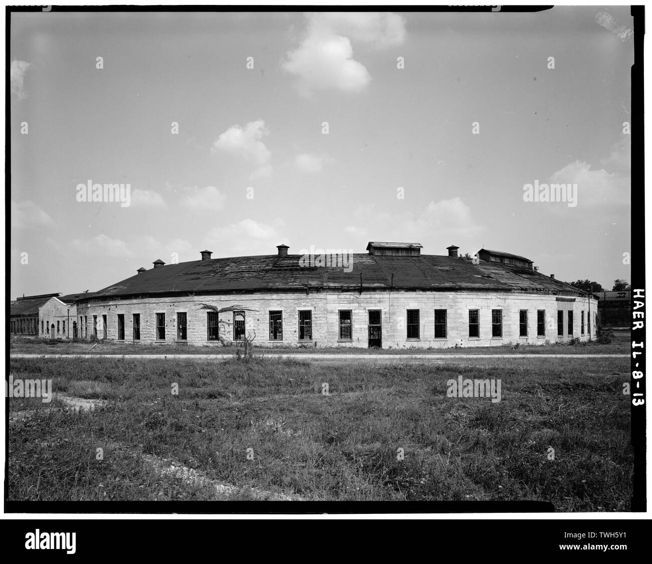 Roadhouse (1859 bis 1866 Teile), äußere Höhe Richtung Nordosten - Chicago, Burlington und Quincy Railroad, Roundhouse und Geschäfte, Broadway und Spring Street, Aurora, Kane County, IL Stockfoto