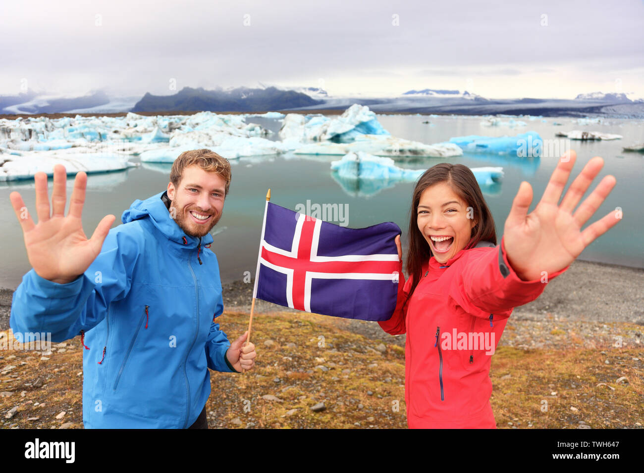 Isländischer Flagge - Touristen am Gletschersee Jökulsárlón, Island auf Reisen. Touristische Paar glücklich halten, isländischer Flagge vor dem Gletschersee/Gletscher Lagune. Stockfoto