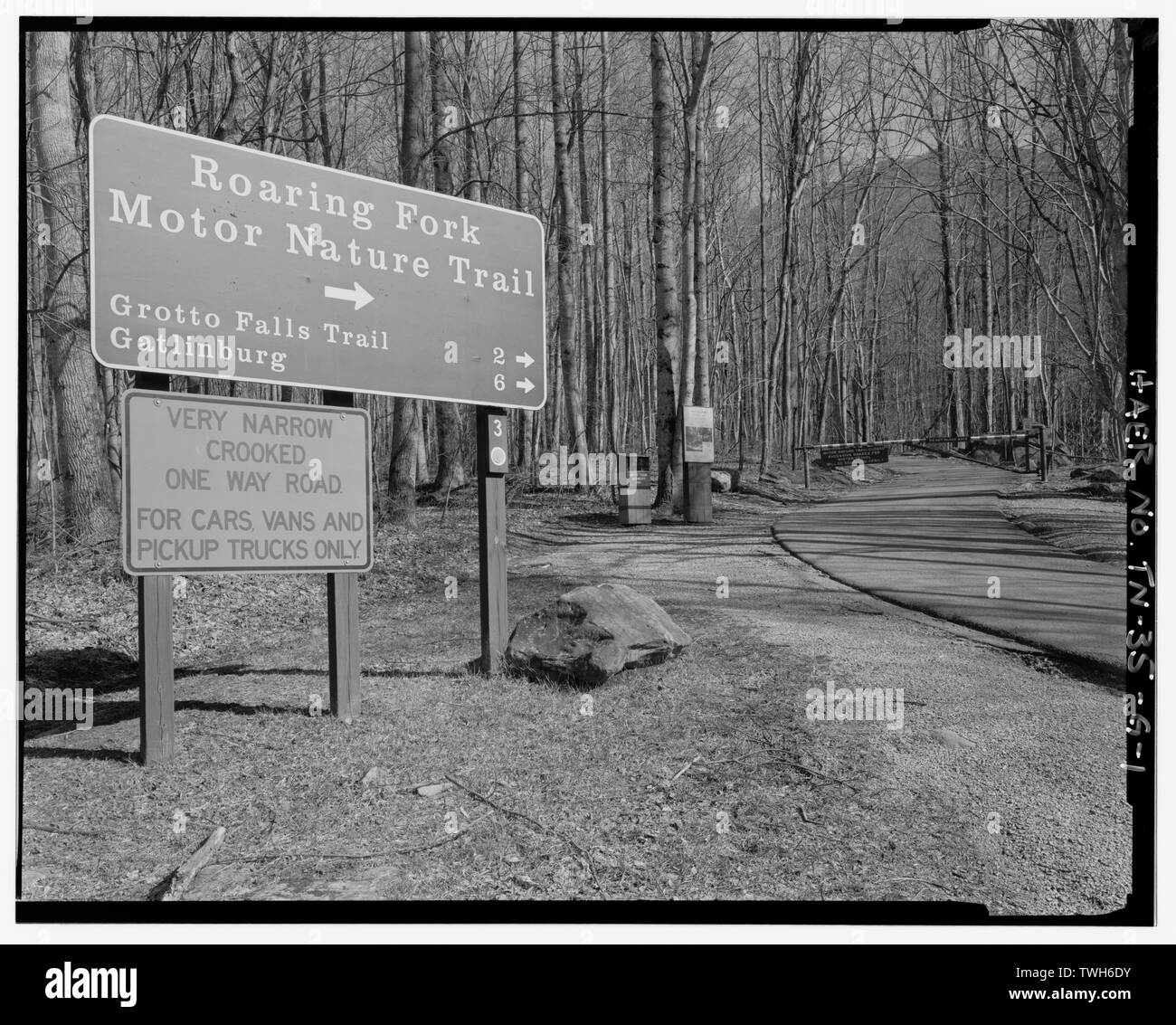 Roaring Fork Motor Nature Trail, Eingang anmelden. - Great Smoky Mountains National Park Straßen und Brücken, Roaring Fork Motor Nature Trail, zwischen Cherokee Orchard Road und U.S. Highway 321, Gatlinburg, Sevier County, TN; Büro der öffentlichen Straßen; Civilian Conservation Corps; Beschleunigte öffentliches Arbeitsprogramm; Lupyak, Edward, Feld team Projektleiter; Croteau, Todd, Projektleiter; Quint, Richard, Projektleiter; Great Smoky Mountains National Park, Sponsor; National Park Service Straßen und Parkway Programm, Sponsor; Bundesländer Highway Programm, Sponsor Stockfoto