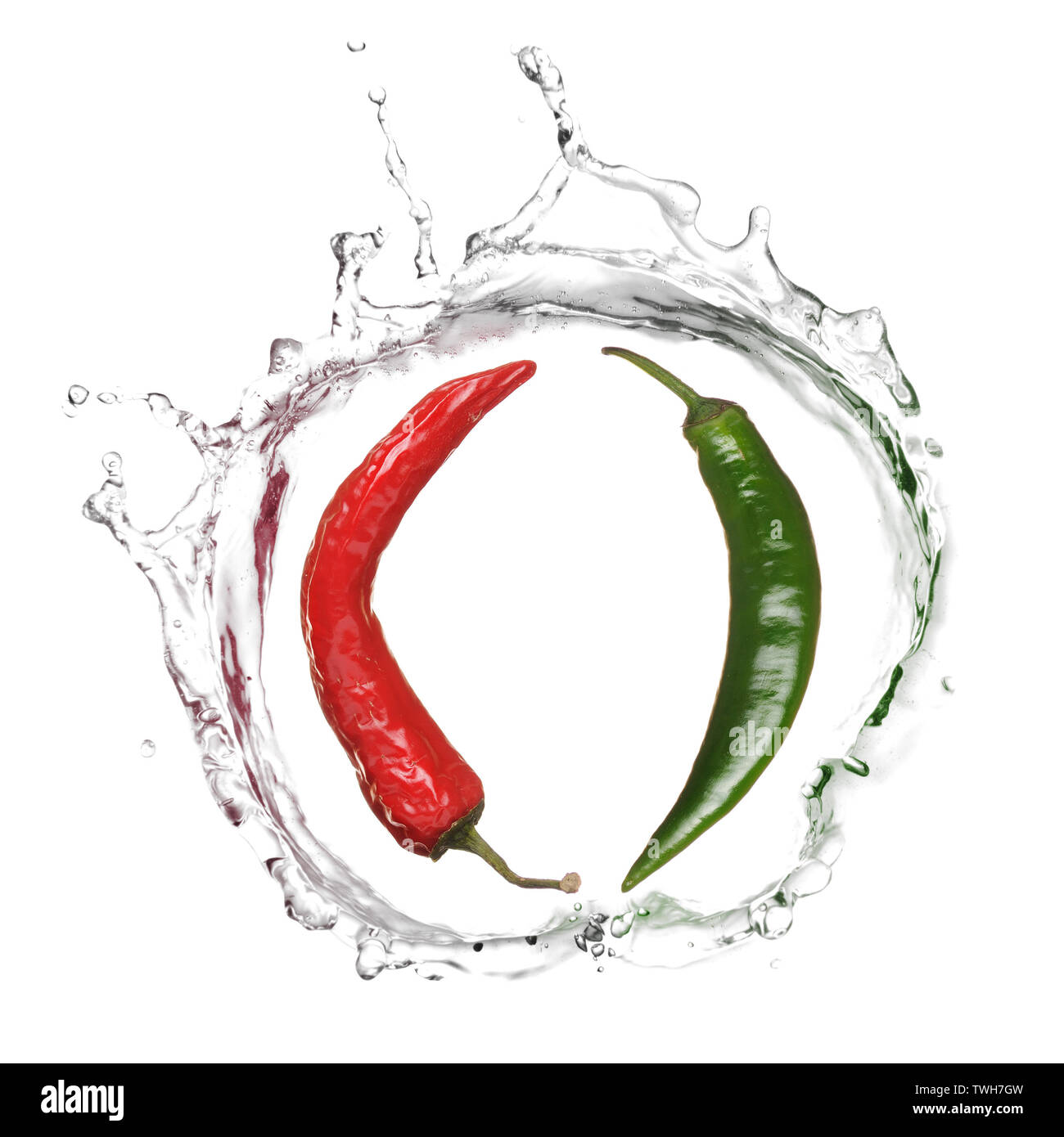 Rote und grüne Chilischoten in Wasser Stockfoto