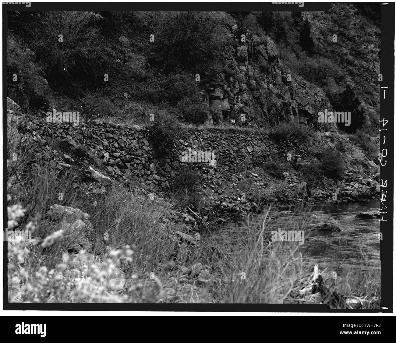 Iraklions ca. 6 km flussaufwärts von Keystone Bridge. Blick nach Süden aus einer Entfernung von 50 Fuß. - Denver und Rio Grande Iraklions, östlich von South Platte, Waterton, Jefferson County, CO Stockfoto
