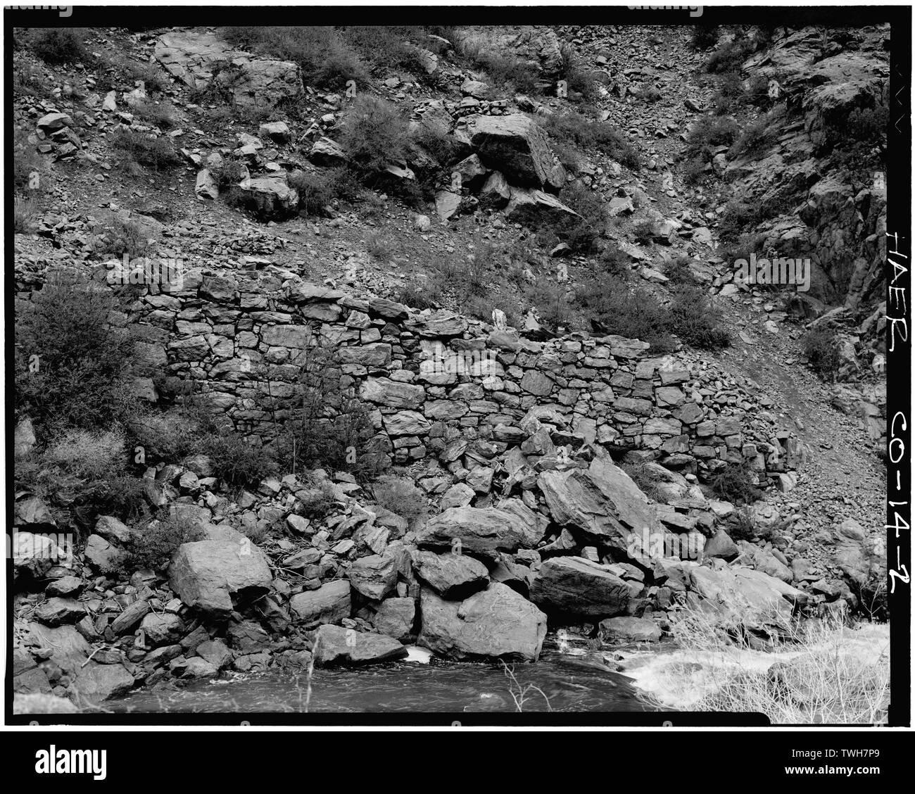 Iraklions auf North Bank von S. Platte River 2,1 Meilen Flussaufwärts von Keystone Bridge entfernt. Blickrichtung Nordwesten in einer Entfernung von 30 Fuß. - Denver und Rio Grande Iraklions, östlich von South Platte, Waterton, Jefferson County, CO Stockfoto