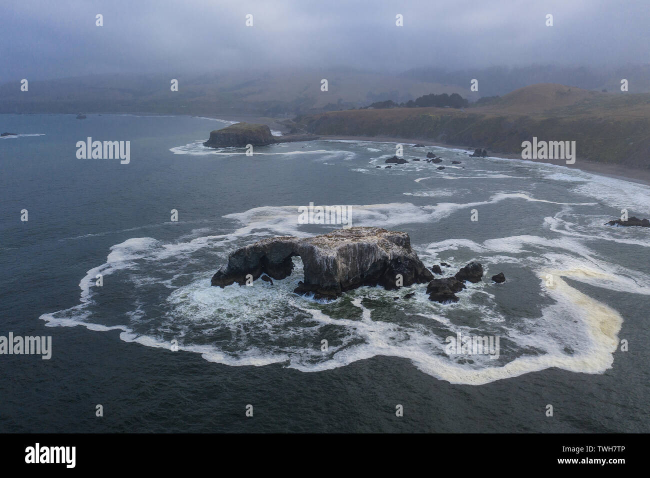 Die kalte, nährstoffreiche Wasser des Pazifischen Ozeans Waschen gegen die robusten und dennoch schöne malerische Küste von Nordkalifornien. Stockfoto