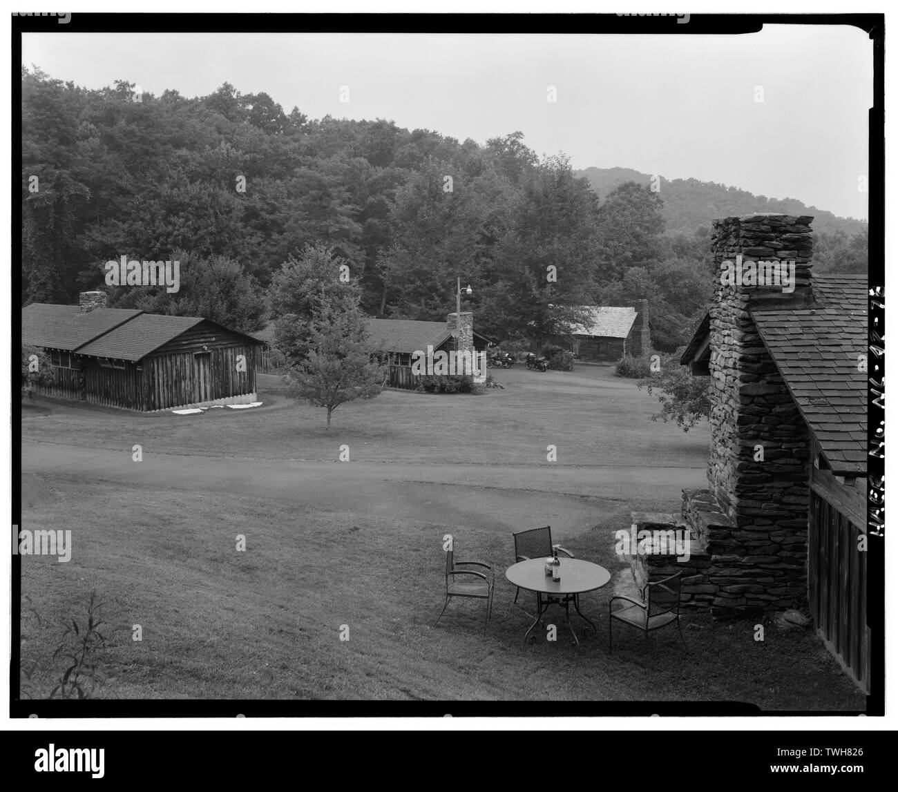 Rocky Knopf Erholungsgebiet housekeeping Kabinen. Dieser Komplex von Kabinen, 1941 fertig gestellt, ist die einzige Unterkunft Einrichtung seiner Art auf dem Parkway. Nach Norden - Nordosten. - Blue Ridge Parkway, zwischen Shenandoah National Park und Great Smoky Mountains, Asheville, Buncombe County, NC Stockfoto