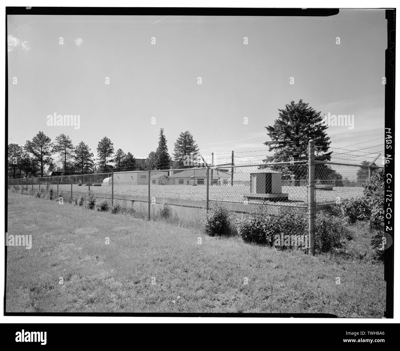 Dach des Behälters von der südöstlichen Ecke von Gebäude 20 und 21 im Hintergrund - Fitzsimons General Hospital, Wasserbehälter, West Bushnell Avenue, Südseite, 150 Meter westlich der Kreuzung von West Bushnell Avenue und der South First Street, Aurora, Adams County, CO Stockfoto