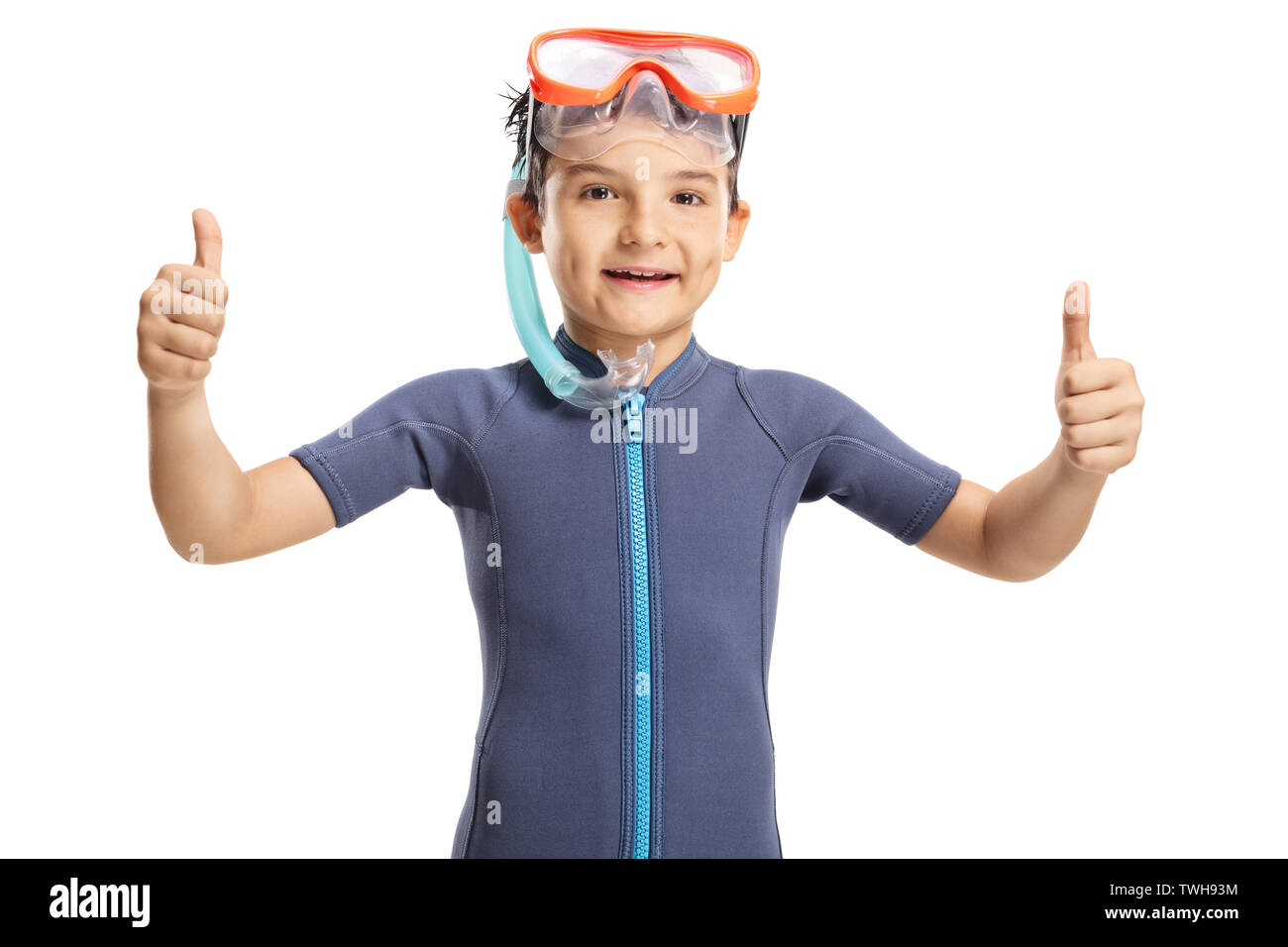 Lächelnd kleine Junge mit einem Schnorchel Maske mit Daumen oben auf weißem Hintergrund Stockfoto