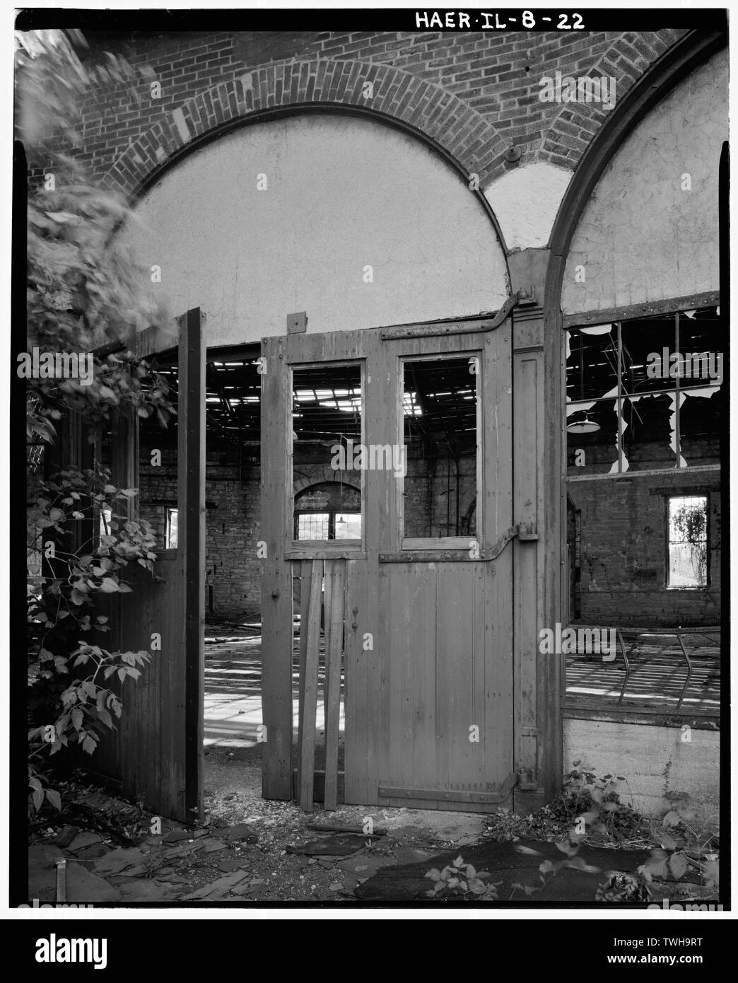 Roundhouse (1866), Detail der Tür und Spalte Eröffnung am inneren Hof - Chicago, Burlington und Quincy Railroad, Roundhouse und Geschäfte, Broadway und Spring Street, Aurora, Kane County, IL Stockfoto