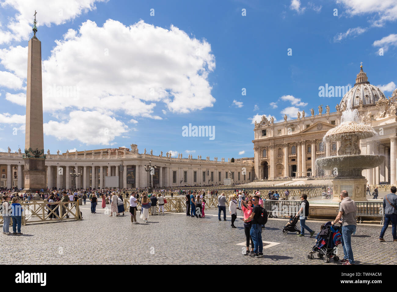 Vatikanstadt - 27. APRIL 2019: Touristen in Saint Peter's Square, Piazza di San Pietro. Stockfoto