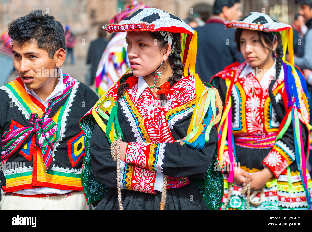 Porträt von zwei indigenen Quechua Frauen in traditioneller Kleidung während des Inti Raymi Sun Festival feiern Stockfoto