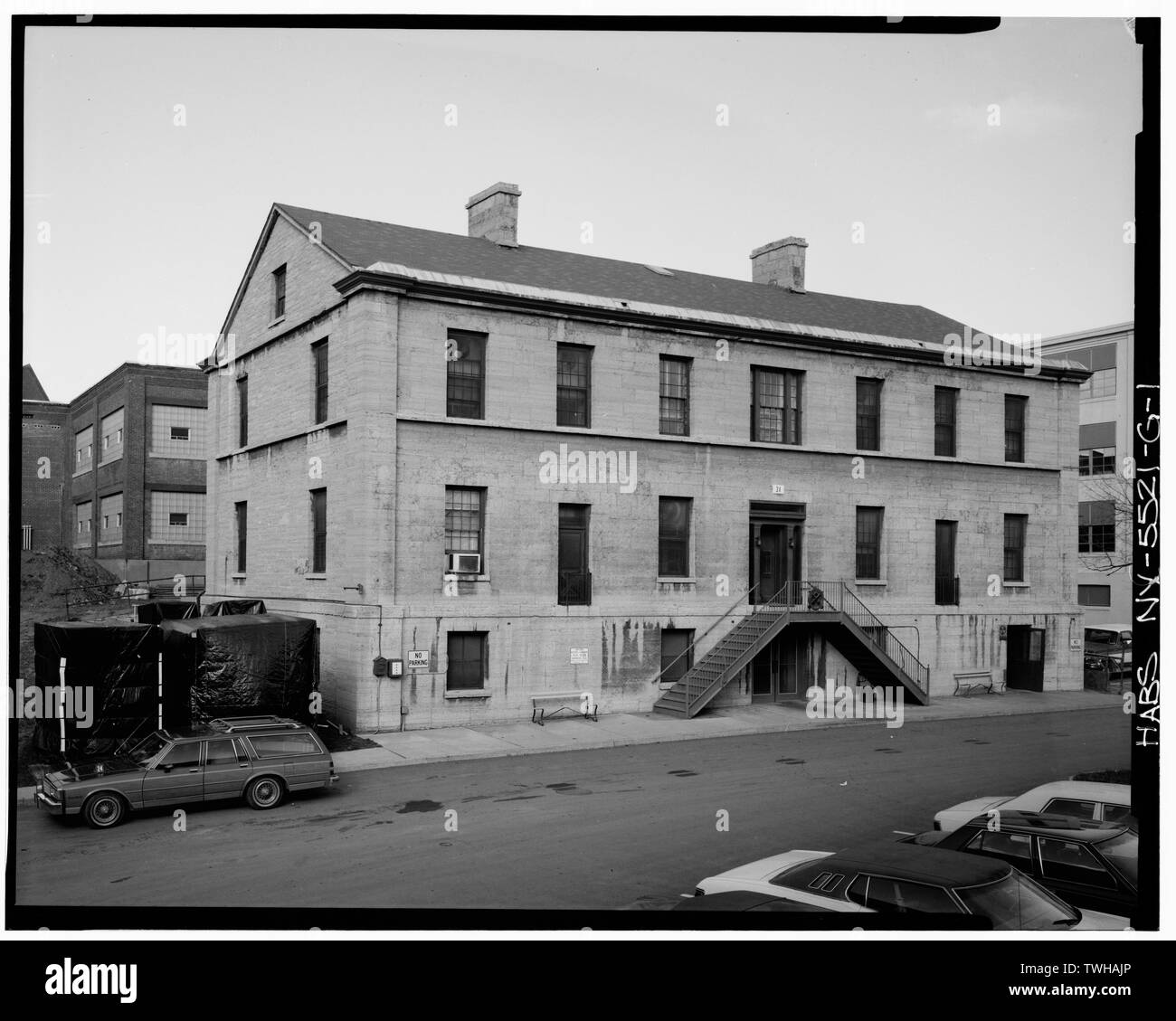 S und E (vorn) Erhöhungen; Gebäude 35 WIRD IM HINTERGRUND SUCHEN; WNW. (Ceronie) - watervliet Arsenal, Gebäude Nr. 24, Arnold Lane, südlich von westervelt Avenue, Watervliet, Albany County, NY Stockfoto