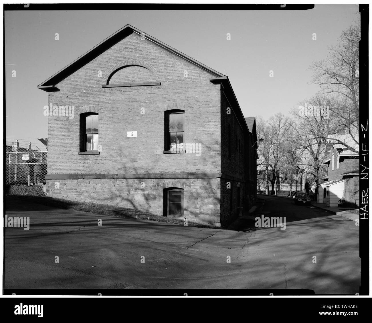 S und E ERHÖHUNGEN SUCHEN; N ENTLANG ARNOLD LANE und EINSCHLIESSLICH EINES TEILS DER QUARTALE 9. (Ceronie) - watervliet Arsenal, Gebäude Nr. 17, Arnold Lane, südlich von Dalliba Avenue, Watervliet, Albany County, NY Stockfoto