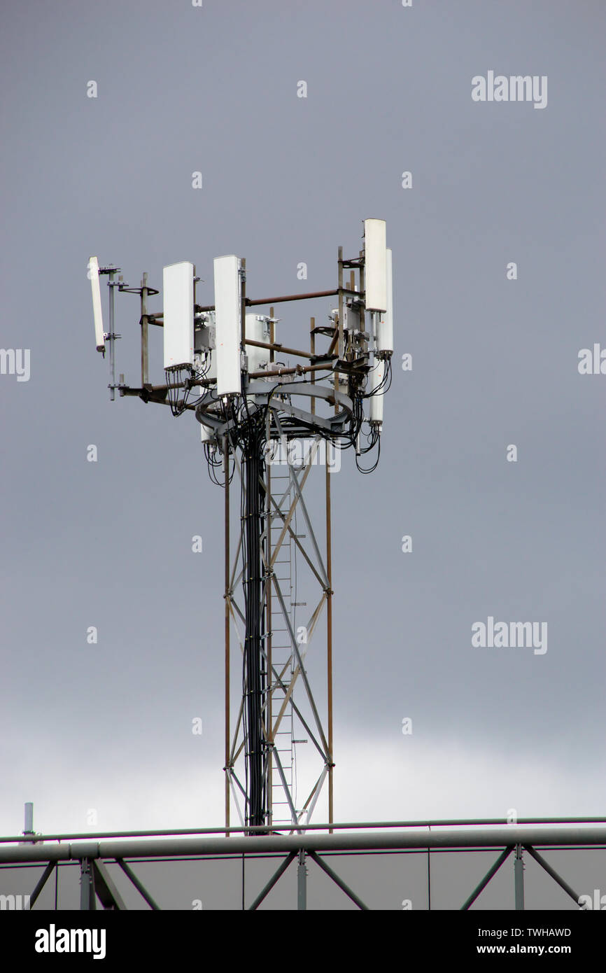 Hightech Telekommunikation sendemastes am Himmel Hintergrund. Mobilfunksignal Tower. Stockfoto
