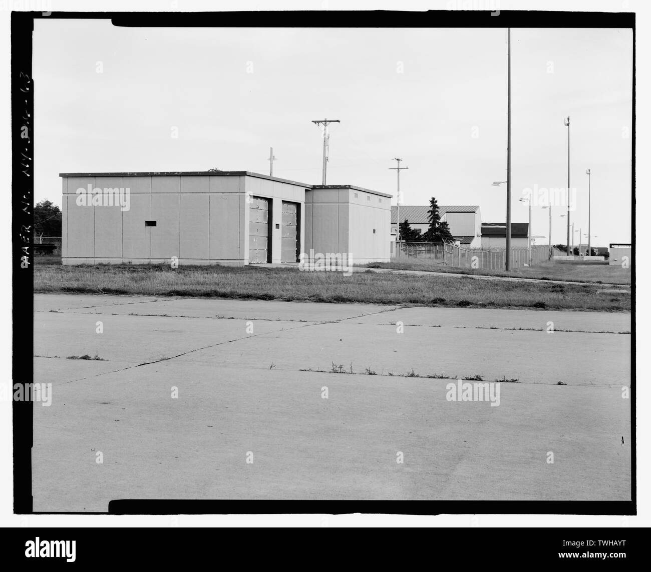 SAC ALARMBEREICH UND FLIGHT LINE GEBÄUDE MIT BLICK IN RICHTUNG FINDEN FIRE TEAM Standort (Gebäude 3001) (Mitte). Blick nach Südosten. - Plattsburgh Air Force Base, US-Weg 9, Marburg, Clinton County, NY Stockfoto
