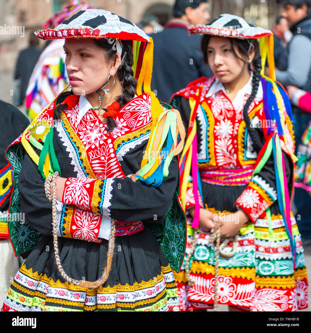 Porträt von zwei indigenen Quechua Frauen in traditioneller Kleidung während des Inti Raymi Sun Festival feiern Stockfoto