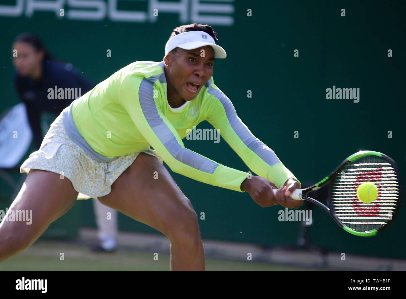 Birmingham, Großbritannien. Juni, 2019 20. Venus Williams aus den USA während ihres Gleichen gegen Qiang Wang aus China. Natur Tal Classic 2019, Tennis der Internationale Frauentag, Tag 2 Am Edgbaston Priorat Club in Birmingham, England am Donnerstag, den 20. Juni 2019 Bitte beachten Sie die redaktionelle Nutzung nur. pic von Tom Smeeth/Andrew Orchard sport Fotografie./Alamy Live News Credit: Andrew Orchard sport Fotografie/Alamy leben Nachrichten Stockfoto