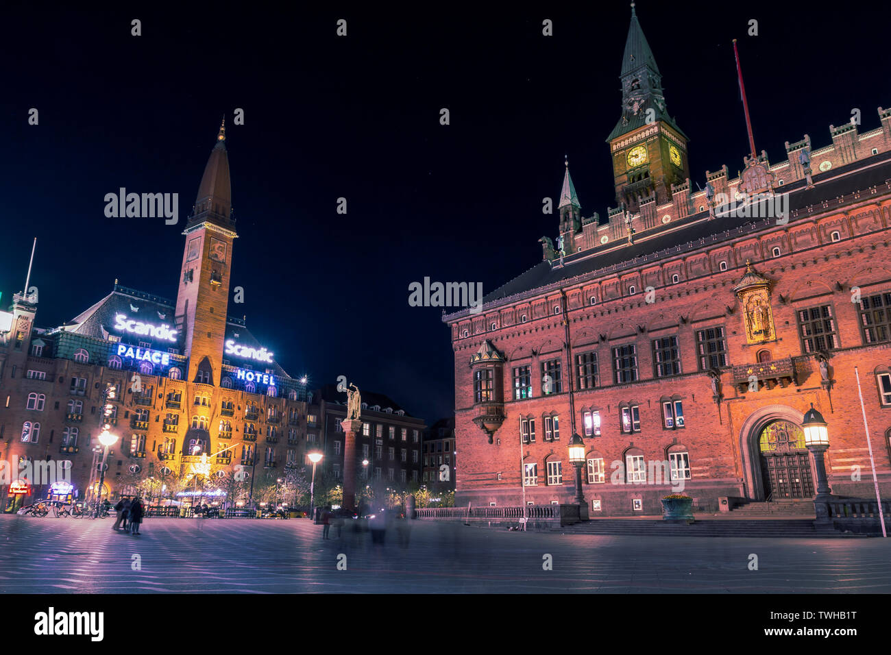 Kopenhagen, Dänemark: 19. April 2019: Rathaus und der berühmten klassischen Hotel bei Nacht, auf dem zentralen Platz in der Hauptstadt Kopenhagen Stockfoto