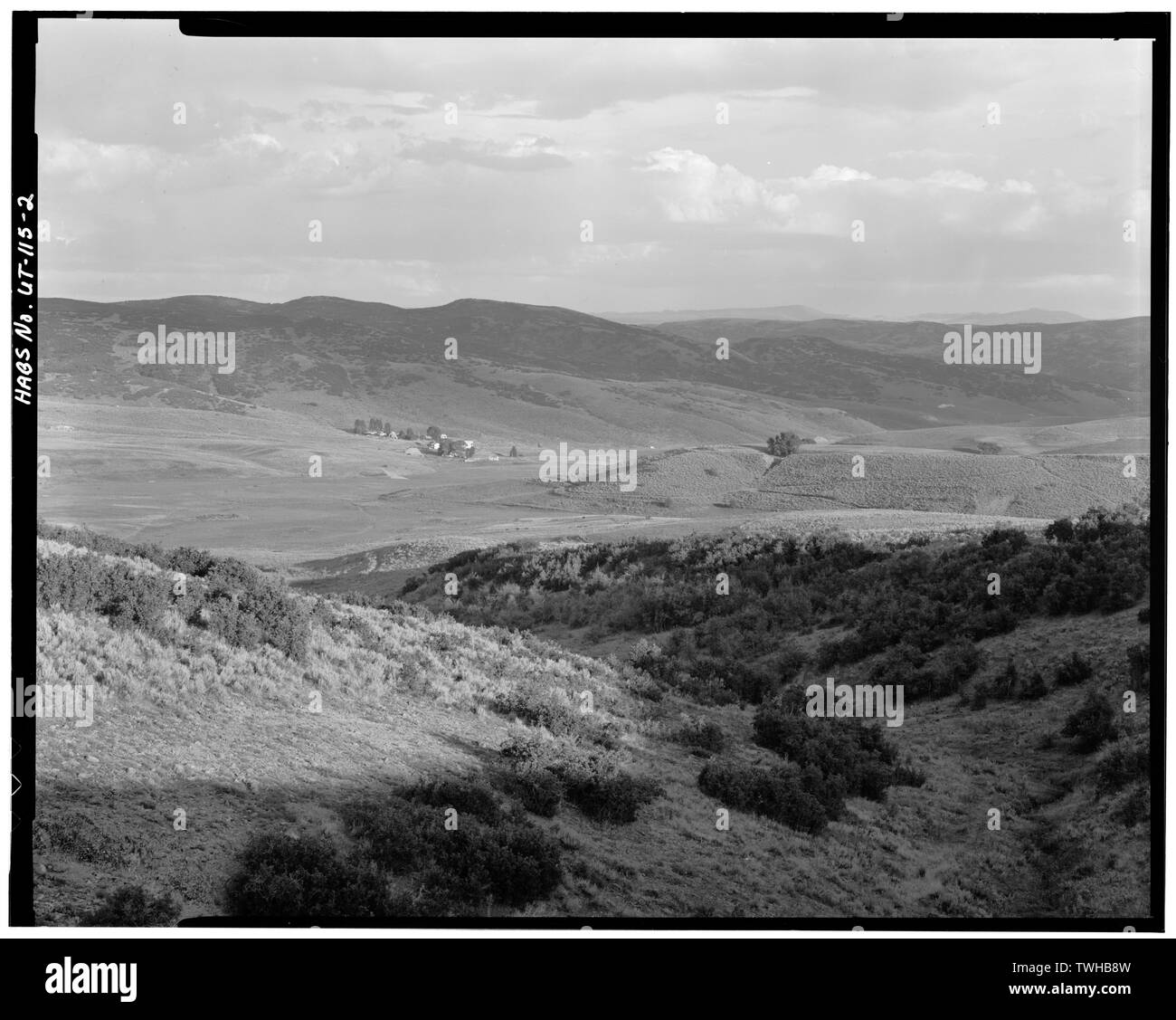 Salbei HENNE WEIHEN UND RANCH LAND JENSEITS IN ROSS Creek Valley von Union Pacific Railroad Vorfahrt. Blick nach Südosten. - Jordanelle Tal, Heber City, Wasatch County, UT Stockfoto