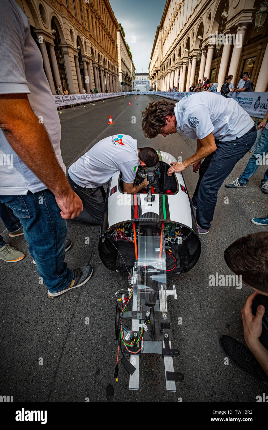 Turin, Italien. 20. Jun 2019. Turin Auto Show 2019 - Das Polytechnikum Turin in dynamischen Aktion mit der IDRAkronos - das Team H2politO letzte Anpassungen, bevor Sie das Auto Kredit: Wirklich Easy Star/Alamy leben Nachrichten Stockfoto