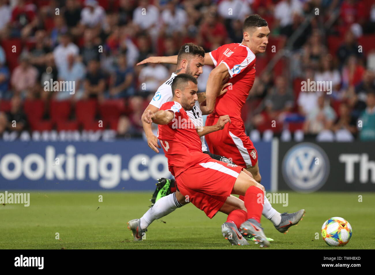 20. Juni 2019, Italien, Triest: Fußball: U-21-EM, Männer: Deutschland - Serbien, Vorrunde, Spieltag 2, Gruppe B, im Nereo Rocco Stadion. Marco Richter (M) aus Deutschland schießt zwischen Mailand Gaji · (vorne) und Nikola Milenkovi · (r) auf Ziel. Foto: Cezaro De Luca/dpa Stockfoto