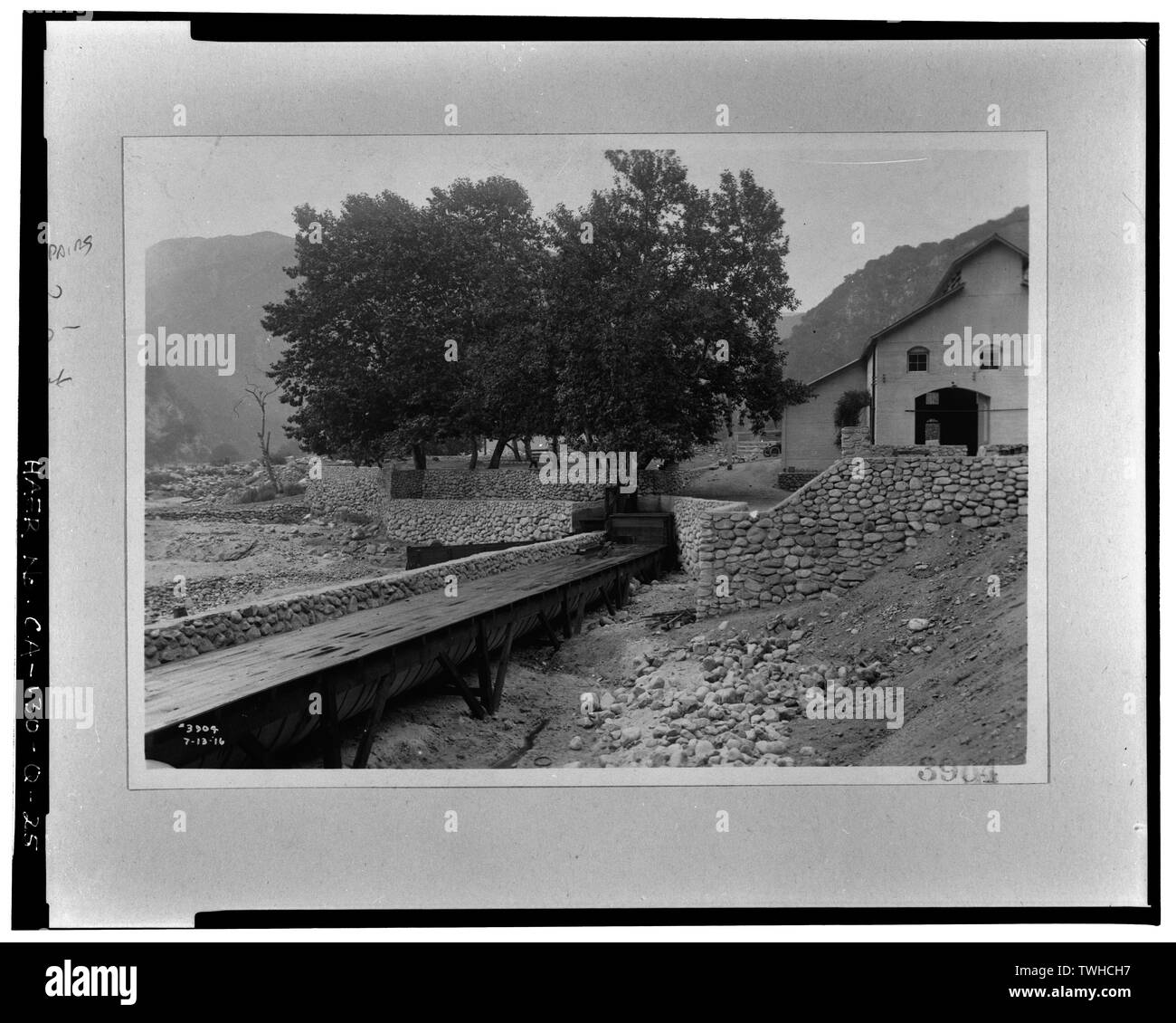 SAR-2, ANZEIGEN TAILRACE REPARATUREN NACH DER FLUT VON JANUAR, 1916; AUCH FLUME VERBINDUNG ZU MENTONE SYSTEM. SCE negativ. 3904, 13. Juli 1916. Foto von G. Haven Bischof. - Santa Ana River hydroelektrischen Systems, SAR-2 Kraftpaket, Redlands, San Bernardino County, CA Stockfoto