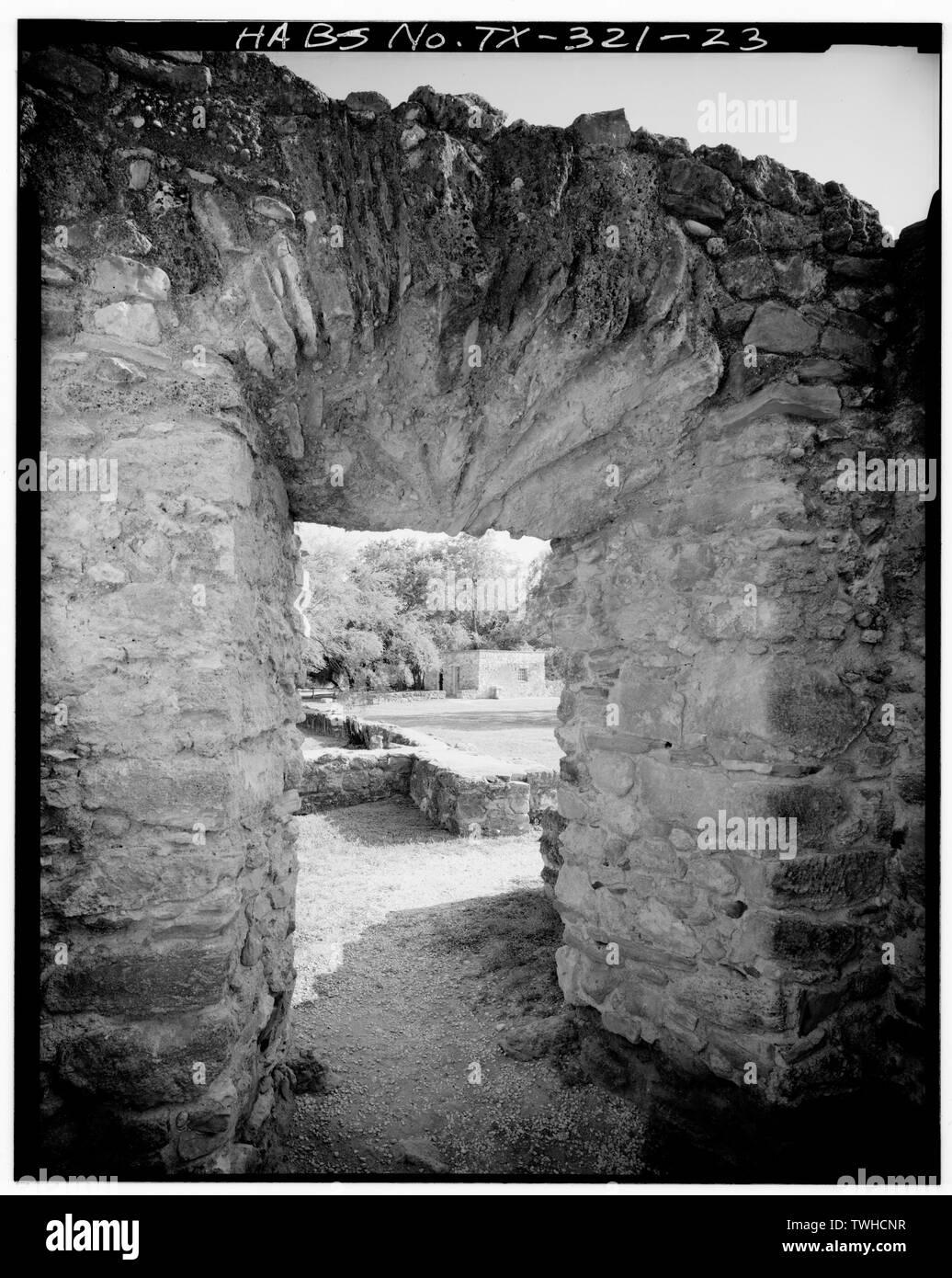 Überbackene EINGANG DES ALTEN BAPTISTERIUM, nach Südwesten - Mission San Juan Capistrano, Bergs Mill-Graf Road, San Antonio, Bexar County, TX Stockfoto