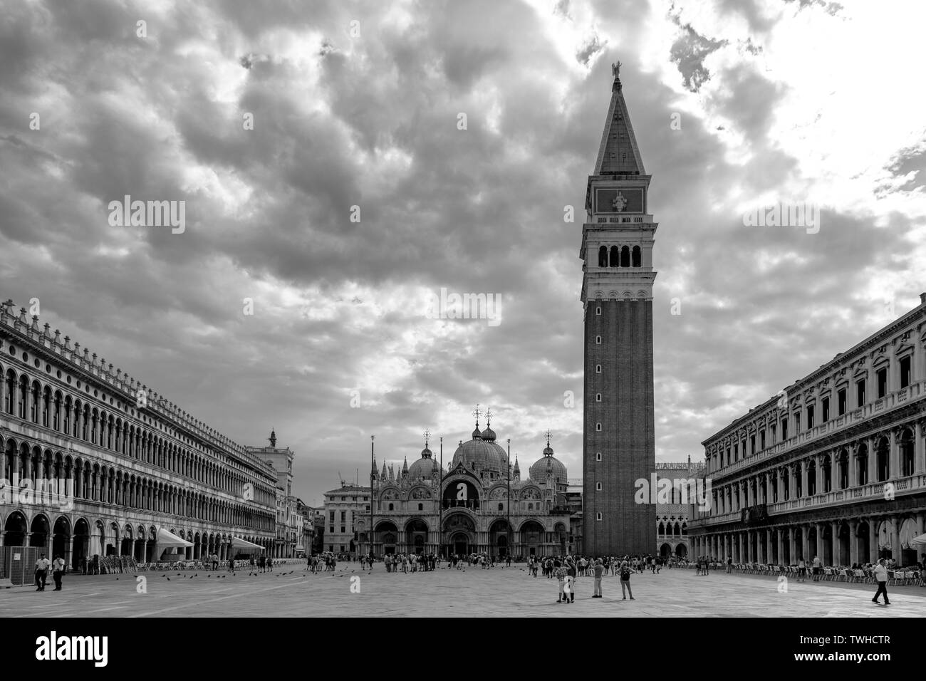 Piazza San Marco mit der Basilika und Campanile an einem bewölkten Morgen Sommer Stockfoto