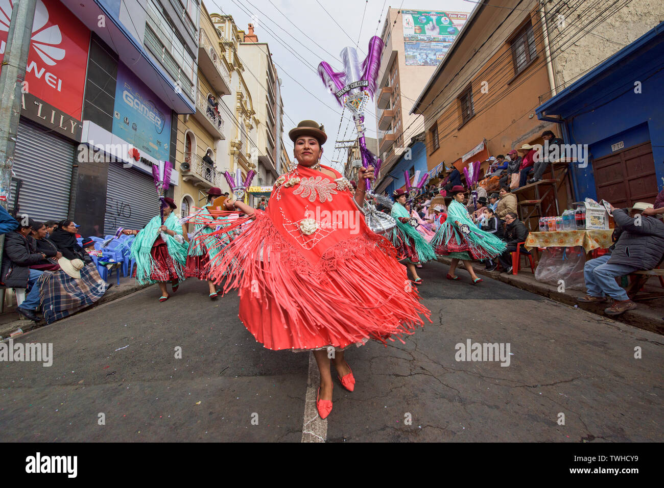 Cholita tanzen im Gran Poder Festival, La Paz, Bolivien Stockfoto
