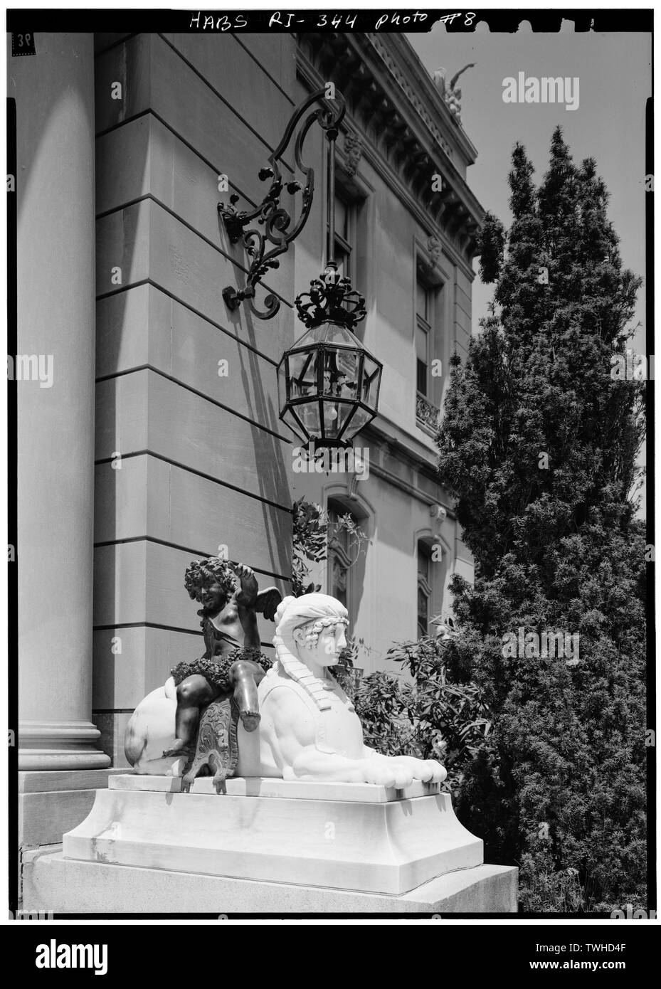 Skulptur AUF SOCKEL VON EINGANG SCHRITTE - The Elms, Bellevue Avenue, Newport, Newport County, RI; Berwind, Edward J; Trumbauer, Horace; J. Allard et Fils; Alavoine et Cie; Cary, Brian, Sender Stockfoto