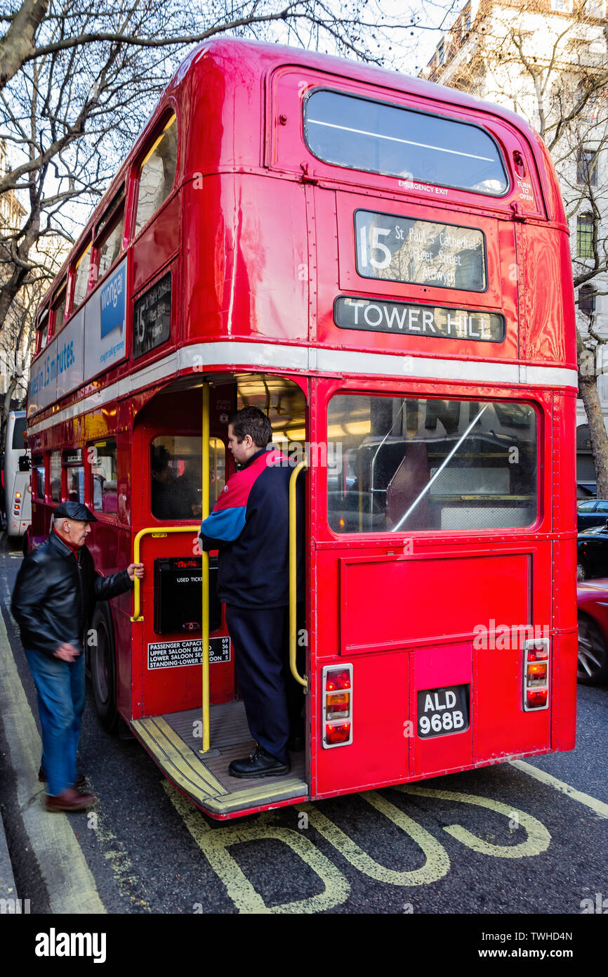 Fluggastbrücken eine Reihe 15 London Bus in London, Großbritannien, am 17. Dezember 2012 Stockfoto