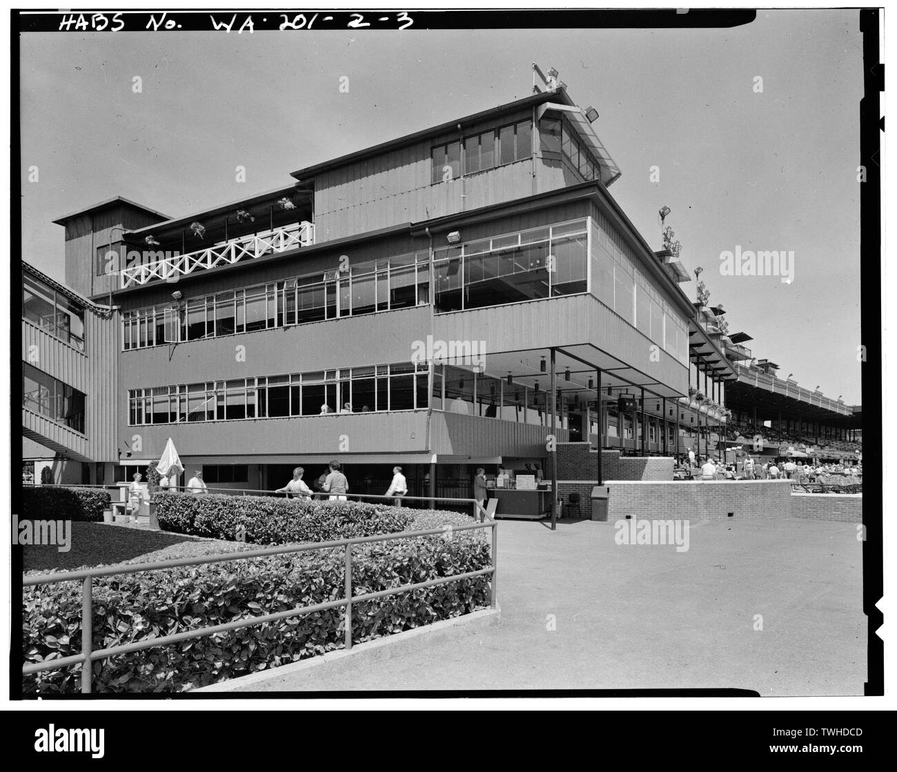 SE-Ecke von Süd neben dem Klubhaus. Kamera NW. Untere Ebene enthält die Seide Speisesaal. Über das ist der Turf Club, die im Ganzen oberen Etagen im Klubhaus und ihre Ergänzungen lief. Oben auf dem Gebäude ist die vierte und letzte Kuppel zum Klubhaus hinzugefügt. (Negative HABS ist ein Duplikat negativ aus Original in der Sammlung von John stamets, Seattle, WA.) (Juni 1992) - Longacres, Clubhaus und Ergänzungen, 1621 Südwesten 16. Street, Renton, King County, WA; Gill, Barry Lee, Sender Stockfoto