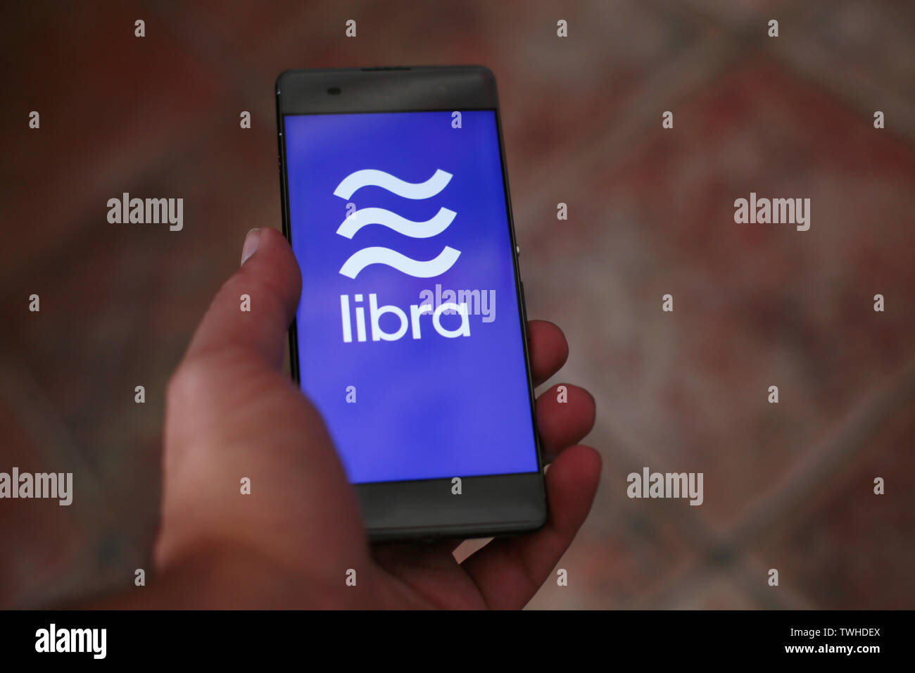 20. Juni 2019, Ljubljana, Slowenien - Waage app Logo auf einem Smartphone,  einem neuen globalen crypto Währung von Facebook entwickelt Stockfotografie  - Alamy