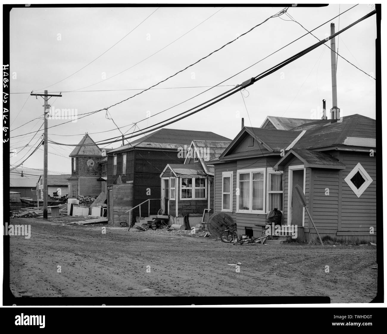 SECOND AVE OST BLICK NACH WESTEN VON ABTEILUNG ST SALLY CARRIGHAR HAUS (gebaut 1904) ist ein 2-stöckiges Haus mit Turm. - Stadt Nome Nome Nome Census Area, AK Stockfoto
