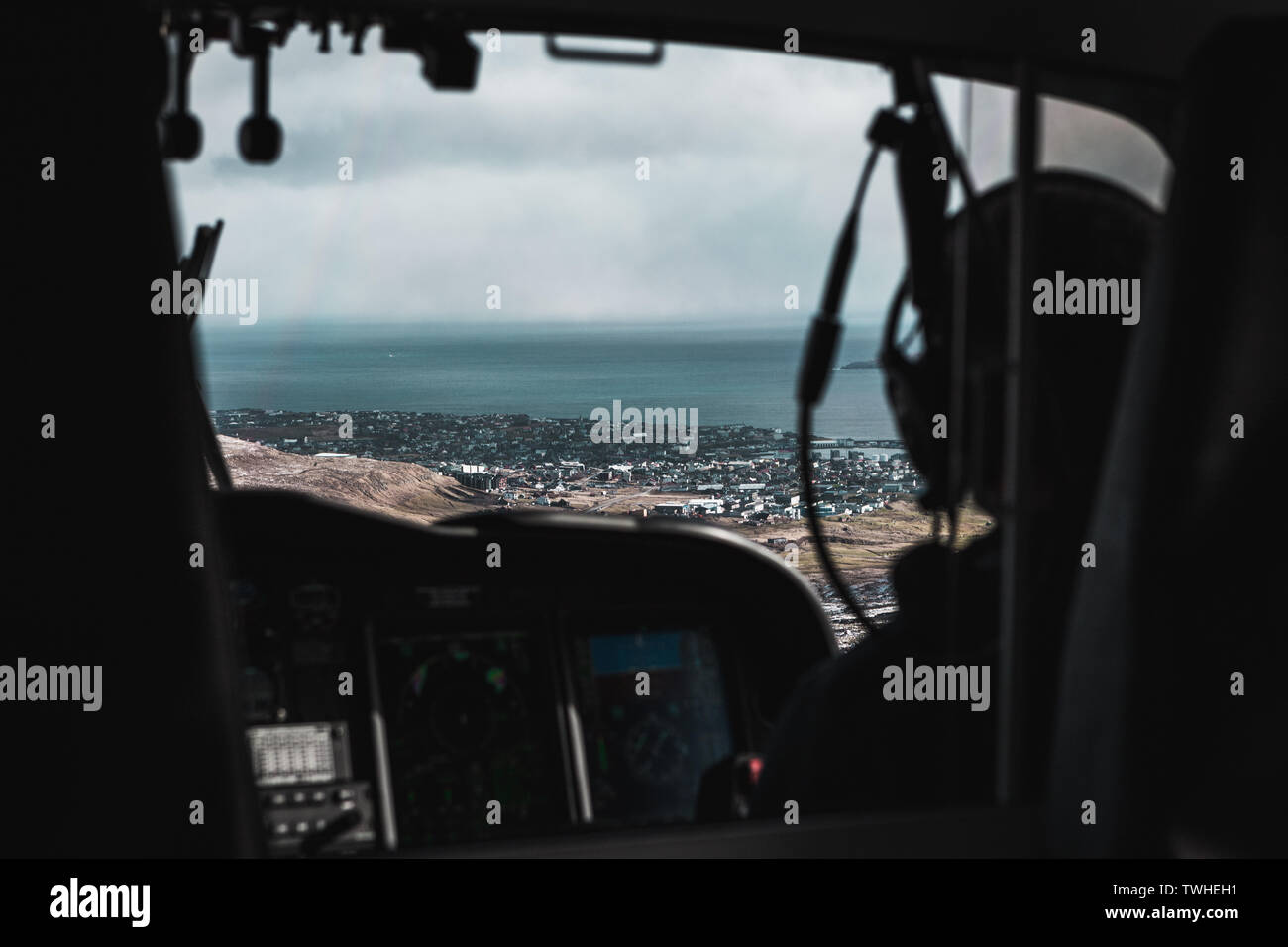 Luftaufnahme der verschneiten Stadt Ohrid von innen aus einem Helikopter bei einem Flug über die Färöer Inseln (Färöer, Dänemark) Stockfoto