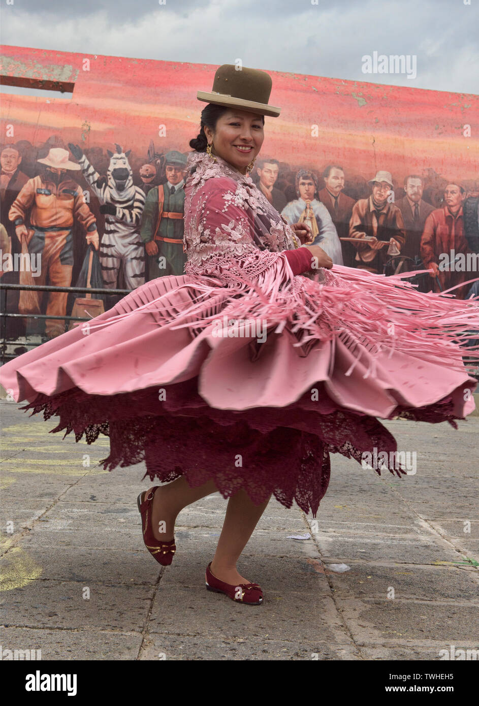 Cholita tanzen im Gran Poder Festival, La Paz, Bolivien Stockfoto