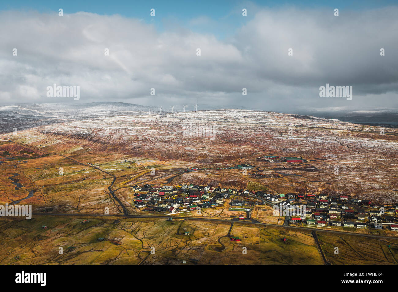 Luftaufnahme der Stadt Ohrid als bei einem Flug im Hubschrauber auf einem frühen Frühling Morgen mit schneebedeckten Bergen (Färöer, Dänemark) Stockfoto