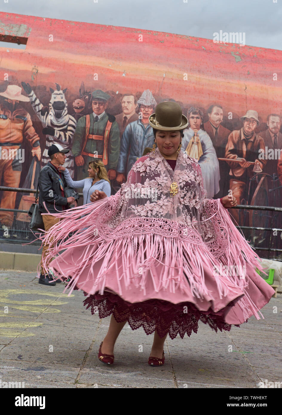 Cholita tanzen im Gran Poder Festival, La Paz, Bolivien Stockfoto